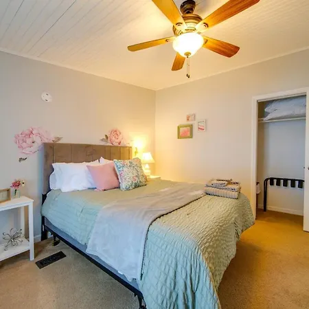 Castaway Cove 5 Bed Retreat Fire Pit Hot Tub! Holiday home Charlotte