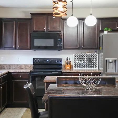 Modern 4 Bedroom Near Uptown *