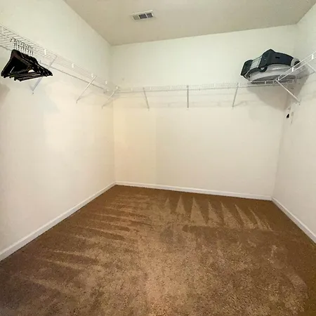 Modern 4 Bedroom Near Uptown *