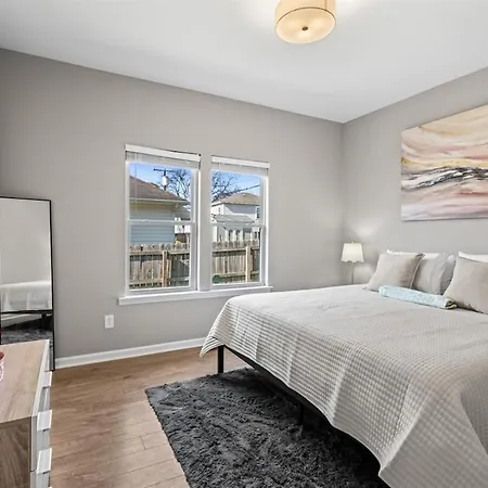 Holiday home 2br With Fenced Backyard, Minutes To Uptown *