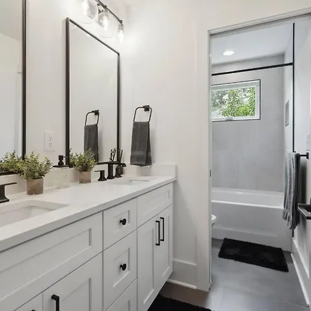 Luxury Build - King Beds - Minutes To Uptown Holiday home