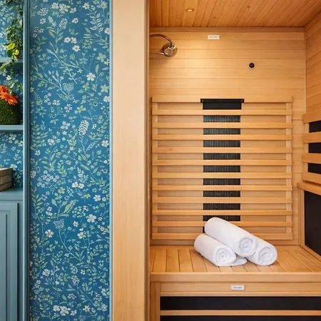 Mad Hatter Free Parking Sauna And Balcony