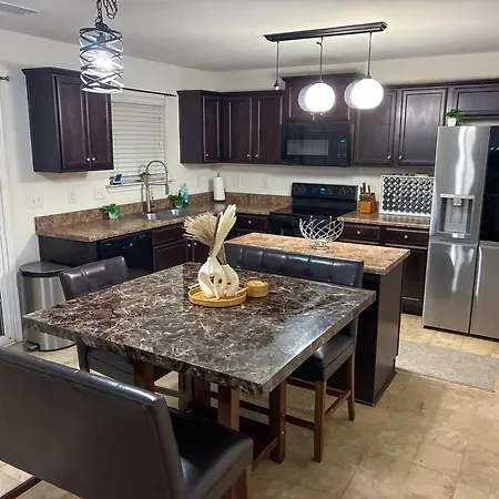 Modern 4 Bedroom Near Uptown Charlotte