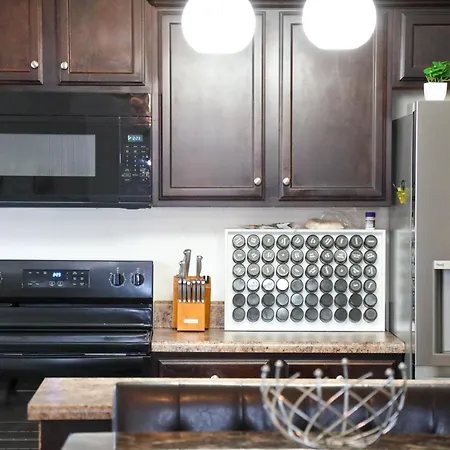 Modern 4 Bedroom Near Uptown *