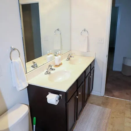 Modern 4 Bedroom Near Uptown Charlotte