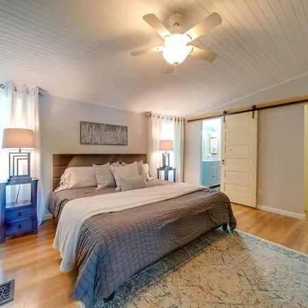 Holiday home Castaway Cove 5 Bed Retreat Fire Pit Hot Tub!