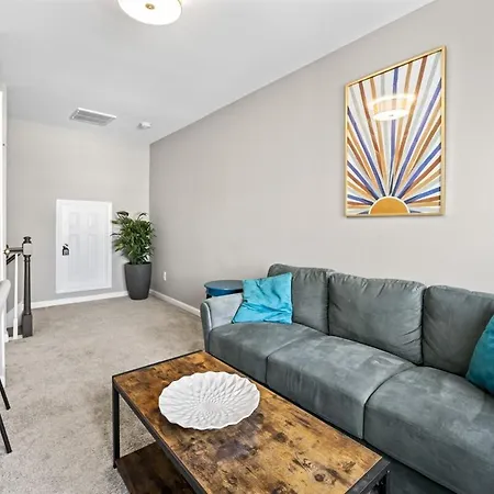 2br With Fenced Backyard, Minutes To Uptown Holiday home *