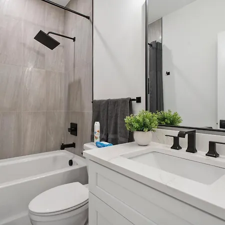 Luxury Build - King Beds - Minutes To Uptown Holiday home