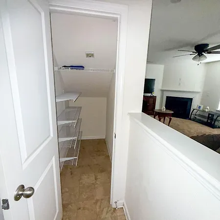Modern 4 Bedroom Near Uptown
