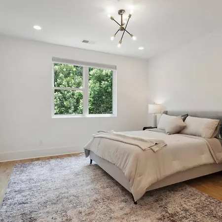 Holiday home Luxury Build - King Beds - Minutes To Uptown *