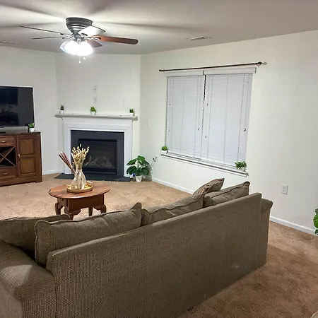 Modern 4 Bedroom Near Uptown
