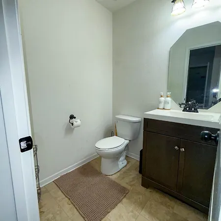 Modern 4 Bedroom Near Uptown Holiday home *