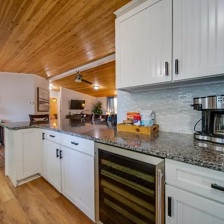 Holiday home Castaway Cove 5 Bed Retreat Fire Pit Hot Tub! Charlotte