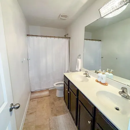 Modern 4 Bedroom Near Uptown