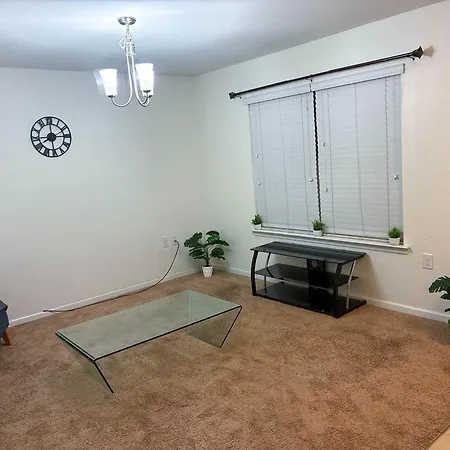 Modern 4 Bedroom Near Uptown Holiday home