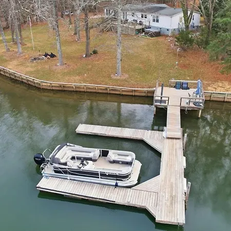 Holiday home Castaway Cove 5 Bed Retreat Fire Pit Hot Tub!