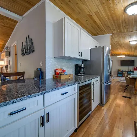 Holiday home Castaway Cove 5 Bed Retreat Fire Pit Hot Tub! Charlotte