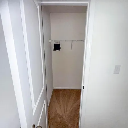 Modern 4 Bedroom Near Uptown *