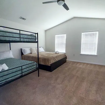 Holiday home Modern 4 Bedroom Near Uptown