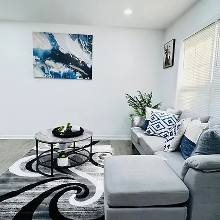 Cozy Corner Escape Entire In Holiday home *
