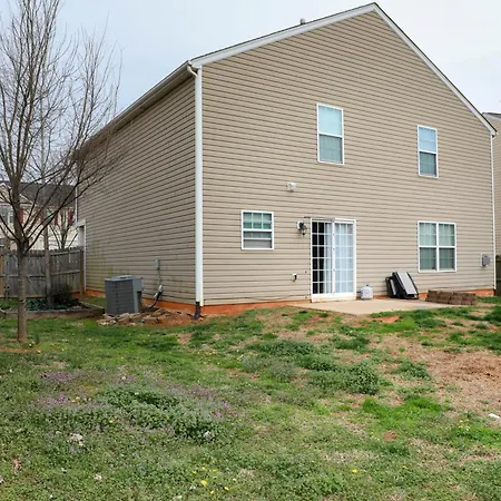 Modern 4 Bedroom Near Uptown Charlotte