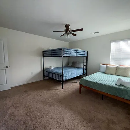 Holiday home Modern 4 Bedroom Near Uptown *