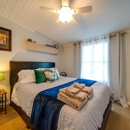 Castaway Cove 5 Bed Retreat Fire Pit Hot Tub! Charlotte