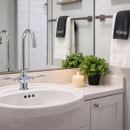 Obsidian 20ft Glass Sauna & Free Parking Apartment