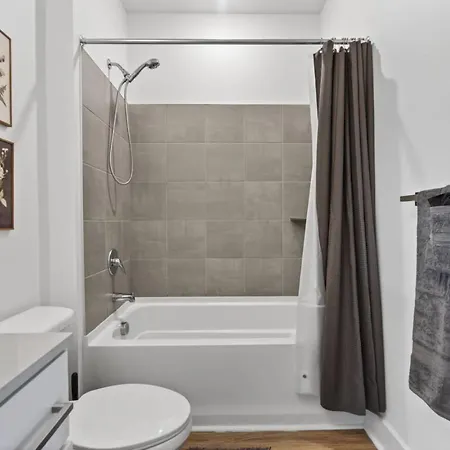Queen Breeze - Parking, Pool, Walkable Charlotte
