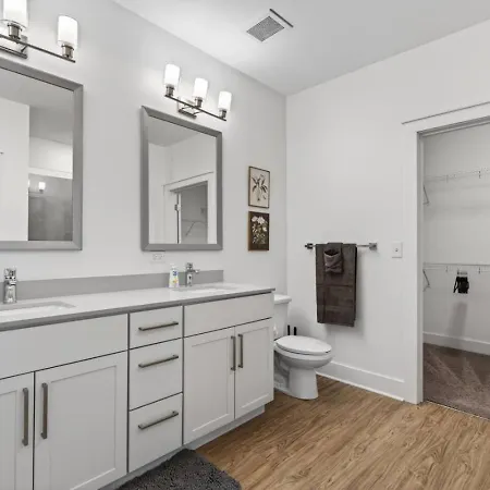 Queen Breeze - Parking, Pool, Walkable * Charlotte