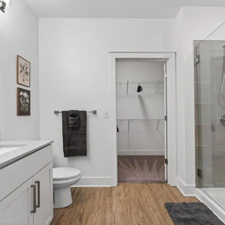 Queen Breeze - Parking, Pool, Walkable Apartment Charlotte