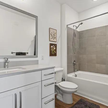 Queen Breeze - Parking, Pool, Walkable Charlotte
