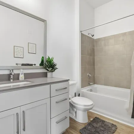 Apartment Skyline Retreat - Free Parking, Pool, Balcony Charlotte