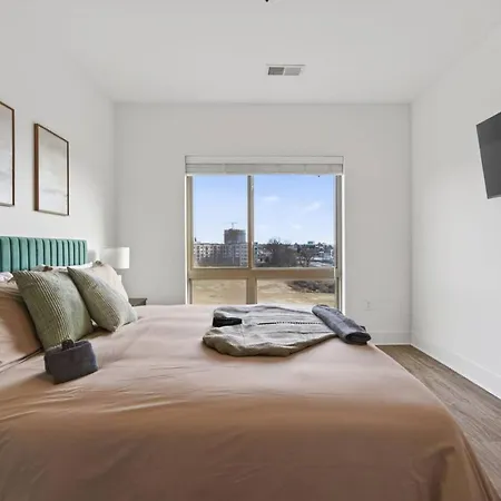 Queen Breeze - Parking, Pool, Walkable *