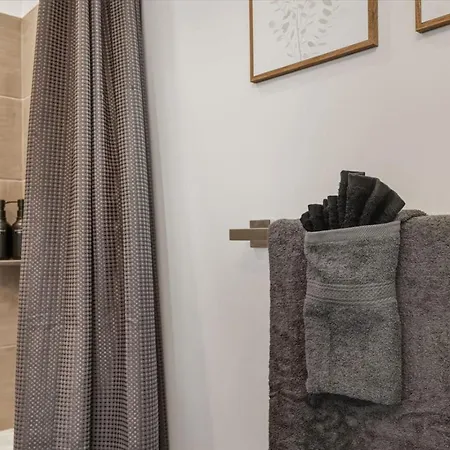 Blue Haven - Pool, Views, Free Parking Apartment *