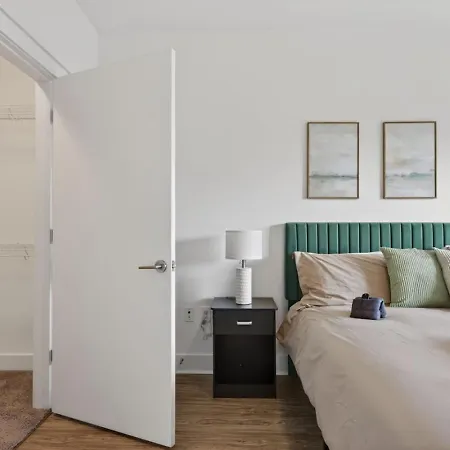 Queen Breeze - Parking, Pool, Walkable Apartment
