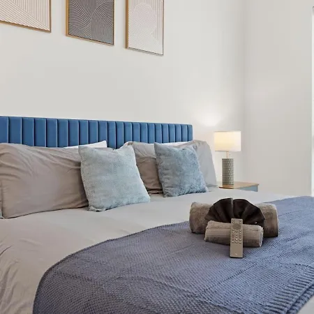 Skyline Retreat - Free Parking, Pool, Balcony