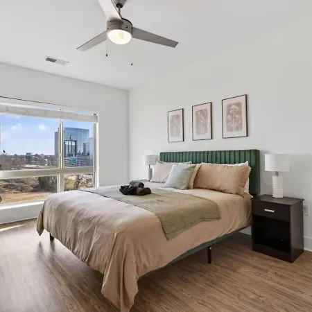 Queen Breeze - Parking, Pool, Walkable Charlotte