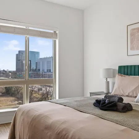 Apartment Queen Breeze - Parking, Pool, Walkable *