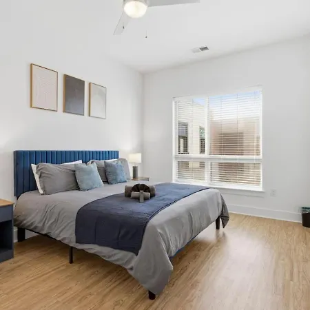 Skyline Retreat - Free Parking, Pool, Balcony * Charlotte