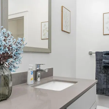 Skyline Retreat - Free Parking, Pool, Balcony Apartment Charlotte