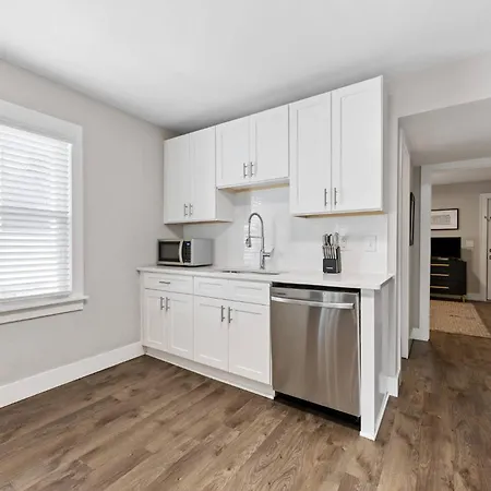 Optimist Abode 4: <7min To Noda-midwood-uptown Apartment