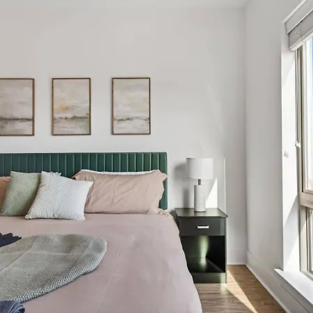 Queen Breeze - Parking, Pool, Walkable * Charlotte