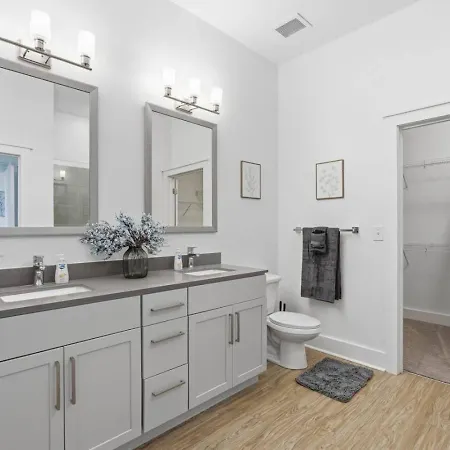 Skyline Retreat - Free Parking, Pool, Balcony * Charlotte