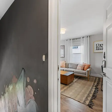 Optimist Abode 4: <7min To Noda-midwood-uptown Apartment