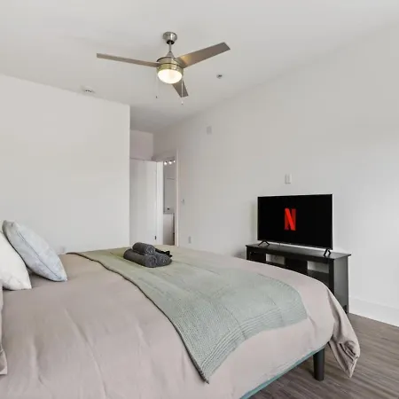 Queen Breeze - Parking, Pool, Walkable * Charlotte