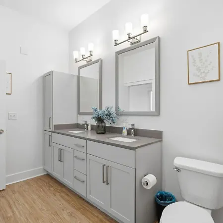 Apartment Skyline Retreat - Free Parking, Pool, Balcony