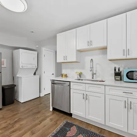 Optimist Abode 3: <7min To Noda-midwood-uptown Apartment *