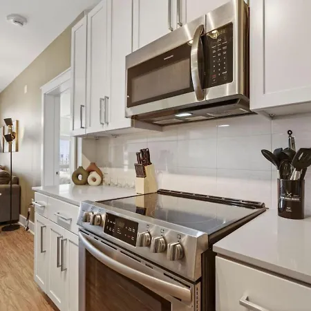 Queen Breeze - Parking, Pool, Walkable Apartment Charlotte