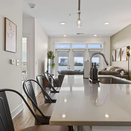 Queen Breeze - Parking, Pool, Walkable * Charlotte